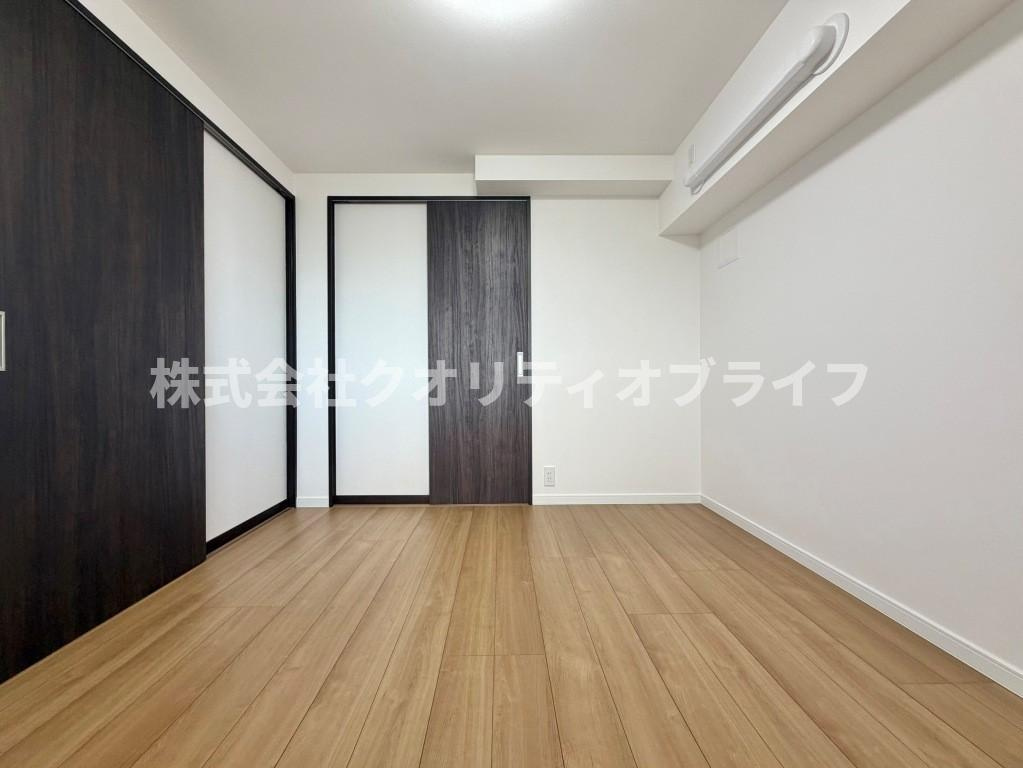 大型のベッドを配置しても圧迫感のない、ゆとりある広さを確保した洋室。1日の疲れをゆったりと癒す主寝室にふさわしく、落ち着いたインテリアで静かなプライベートタイムを演出できる快適な空間です。