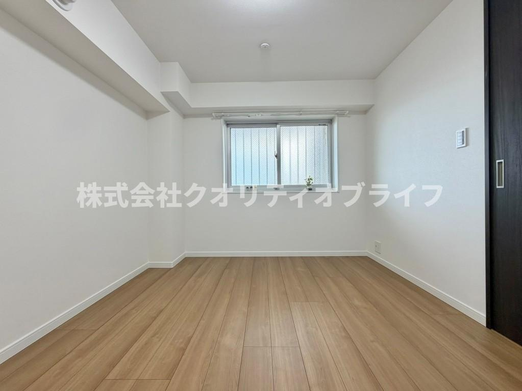 クローゼット完備で整理整頓が習慣化しやすい、子供部屋に最適な洋室。勉強デスクやベッドを配置しやすい綺麗な形状で、お子様の成長に合わせてインテリアの模様替えも柔軟に楽しめる工夫された設計です。