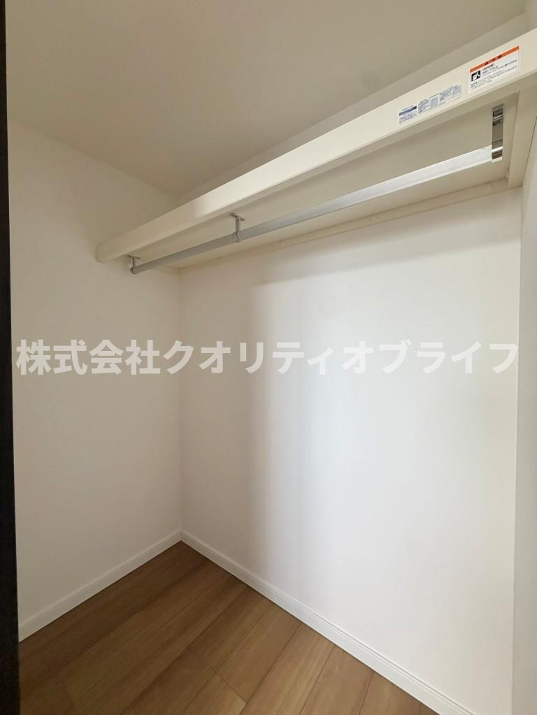 各居室に標準装備された使い勝手の良いクローゼット。ハンガーパイプや棚が設置されており、洋服や季節ものの荷物をすっきりと片付けて、お部屋の広さを有効に活用できます。