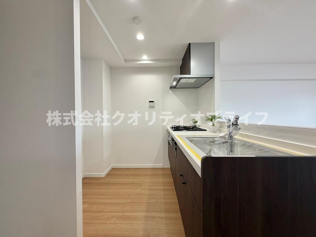 視界を遮る壁がなく、リビング全体を見渡せる開放的なキッチン空間。調理や片付けをしている時間も閉塞感がなく、お部屋の明るい光や広がりを感じながら心地よく過ごせる、ゆとりある設計が魅力です。