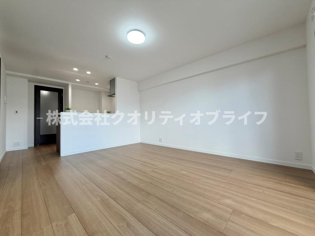 ナチュラルな木目が美しい、足触りの良いフローリング仕様のリビング。どんなテイストの家具やインテリアにも合わせやすく、日々のお掃除やお手入れがしやすいのも嬉しいポイントです。