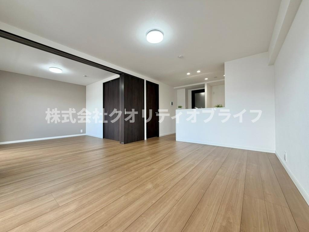 家具の配置計画が立てやすい、すっきりとした縦長形状のリビング。テレビとソファの距離感を適切に保ちやすく、ダイニングエリアとのメリハリをつけたレイアウトが綺麗に決まる使いやすさが魅力です。