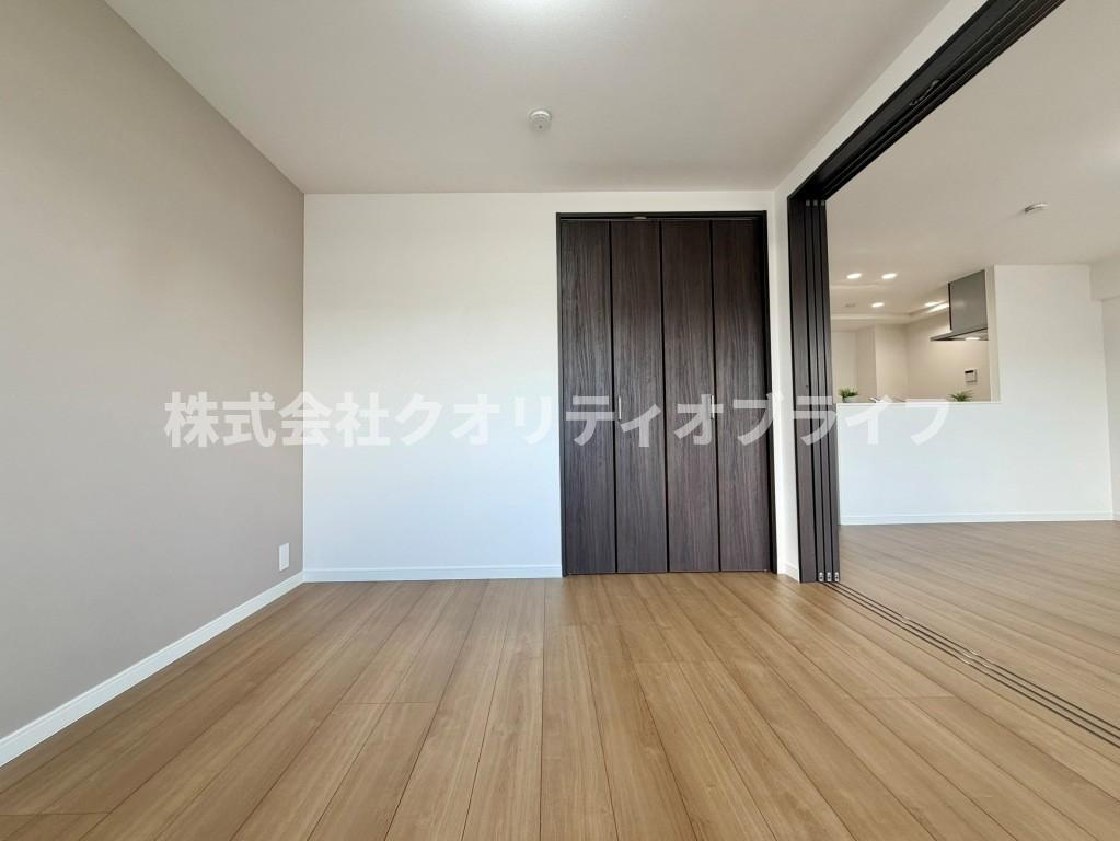 使い勝手の良いクローゼットが標準装備された洋室。衣服や日常の荷物をすっきりと収められるため、余計な収納家具を置く必要がなく、お部屋本来の床面積を最大限に広く活用できるのが嬉しいポイントです。