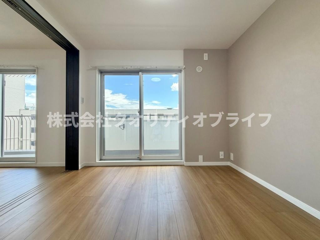 大型のベッドを配置しても圧迫感のない、ゆとりある広さを確保した洋室。