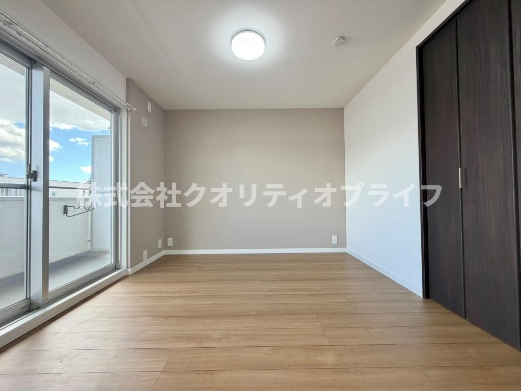 1日の疲れをゆったりと癒す主寝室にふさわしく、落ち着いたインテリアで静かなプライベートタイムを演出できる快適な空間です。