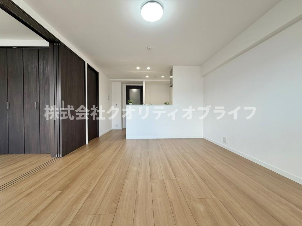 南向きの大きな窓から心地よい光が差し込む明るいLDK。家族が集まりゆったり寛げる開放的な空間設計です。実際の陽当りや風通しの良さは、写真以上に心地よさを感じられます。