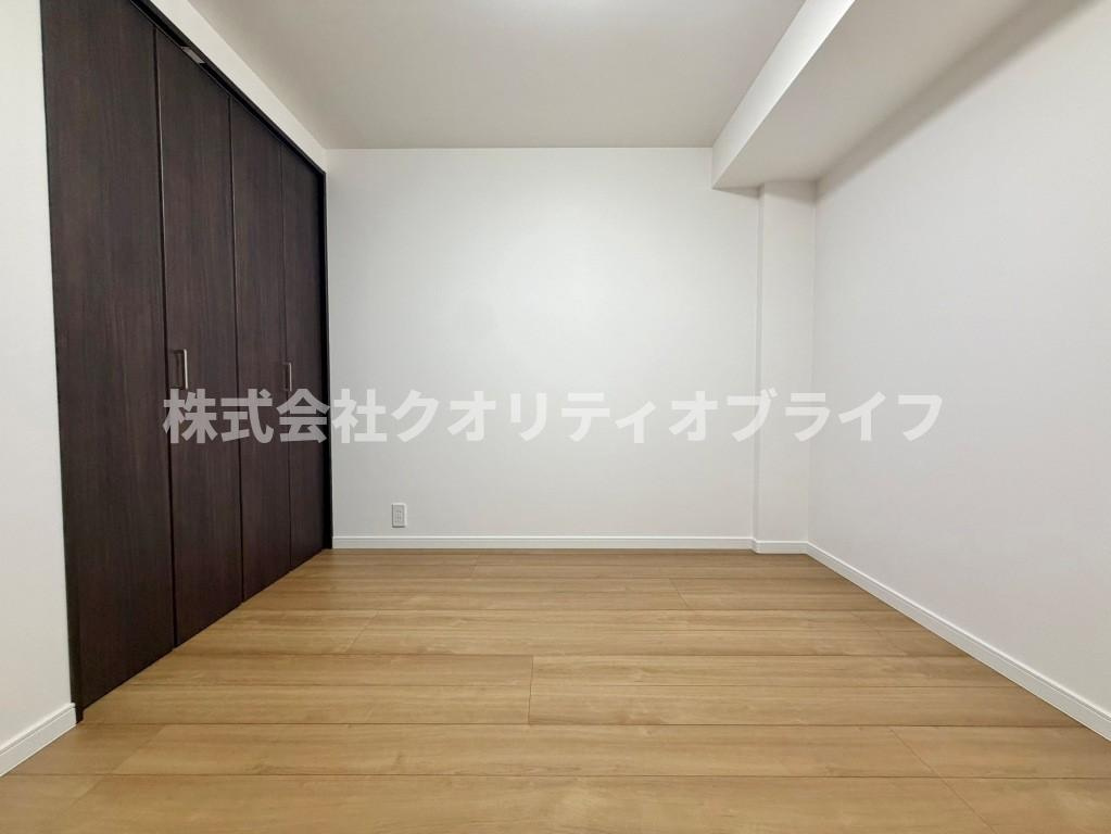 静かに集中できる環境が整った、リモートワークやオンライン授業、趣味の書斎スペースにぴったりな洋室。
