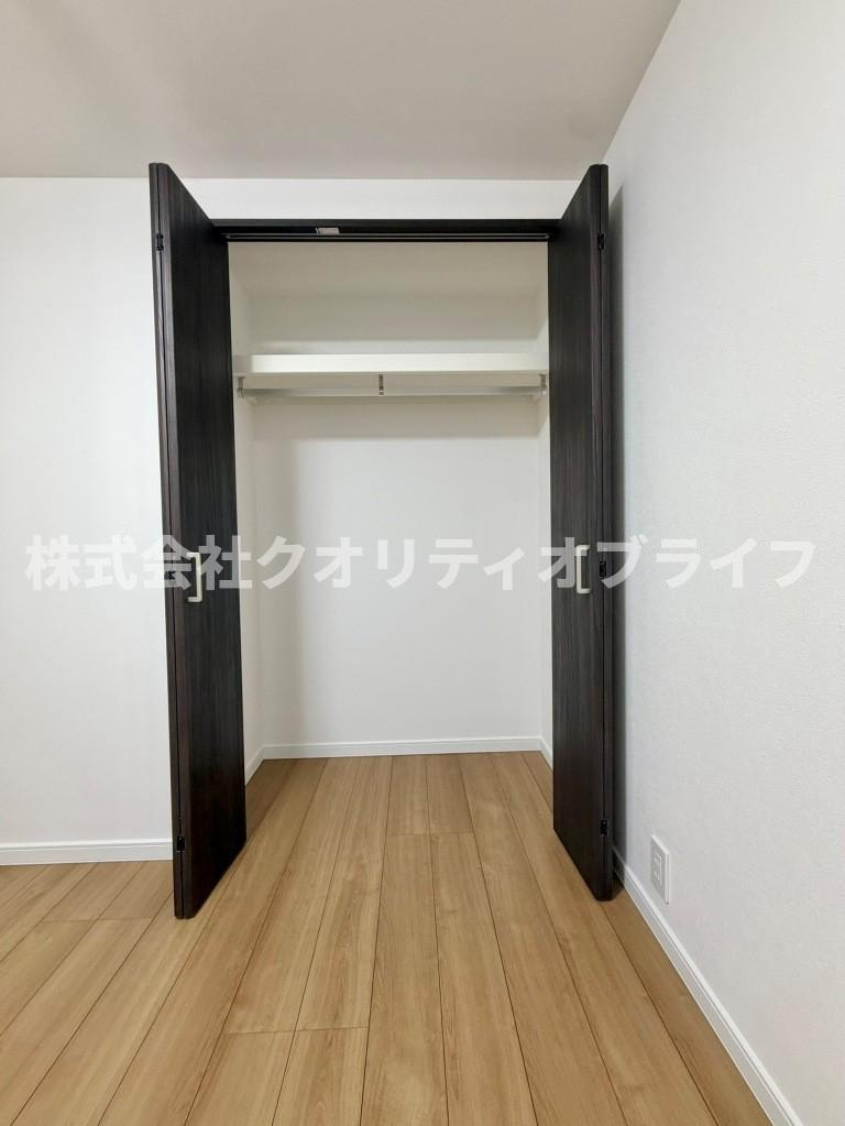 ハンガーパイプや棚が設置されており、洋服や季節ものの荷物をすっきりと片付けて、お部屋の広さを有効に活用できます。