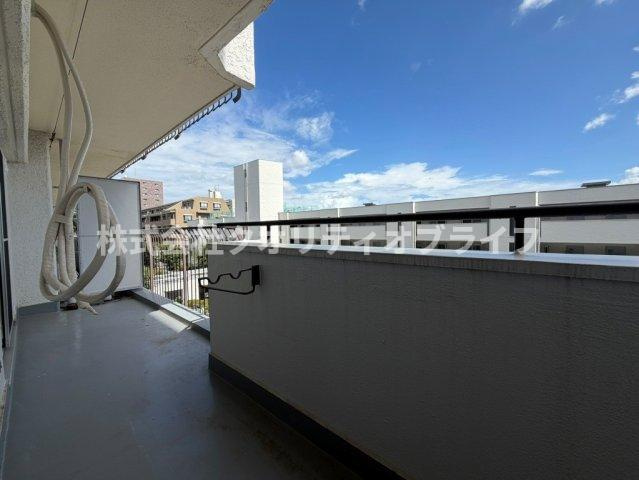 心地よい爽やかな風がお部屋の奥まで通り抜けるバルコニー。室内の空気をいつでもクリーンにリフレッシュしやすく、カビや湿気の発生を抑えて衛生的な暮らしをサポートしてくれます。