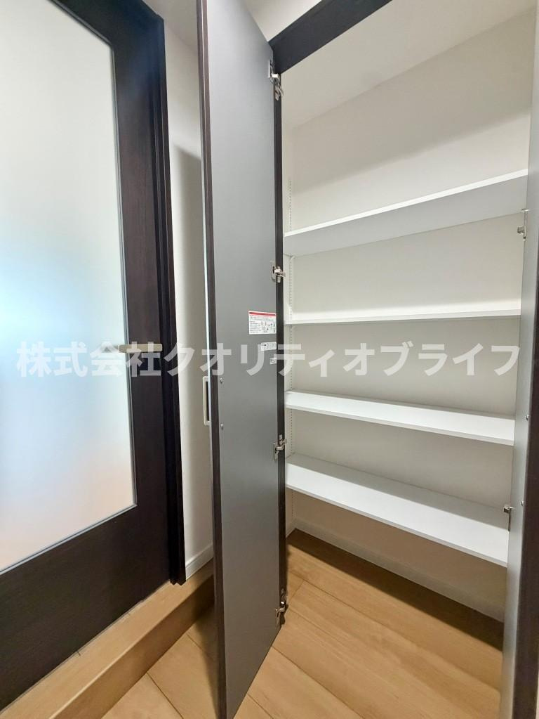 ゆとりある洗濯機置き場を併設した、使い勝手の良い洗面脱衣室。お風呂場への動線もスムーズで、脱衣から洗濯、朝の準備までを一歩の移動で効率よくこなせる、家事ラクを意識した機能的な間取りです。