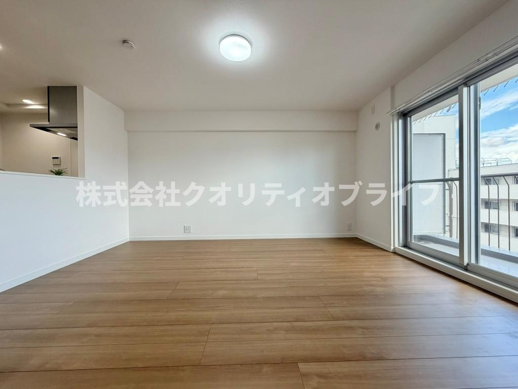 大きな窓から豊かな陽光が注ぎ込む、明るく開放感に満ちたリビング空間。日中は照明をつけなくても温かい光に包まれ、家族が自然と集まってゆったりと寛げる、住まいの中心にふさわしいお部屋です。