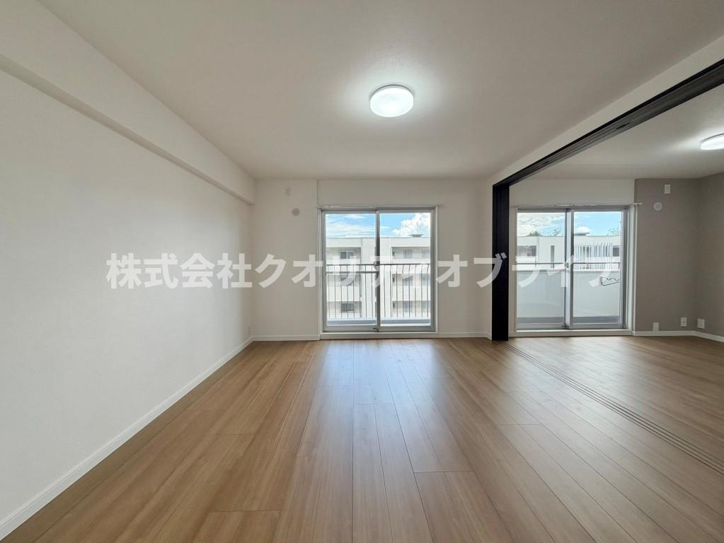 壁面が多く家具の配置がしやすい縦長タイプのリビング。隣接する洋室の扉を開放することで、さらに広々とした大空間としてフレキシブルに活用できる使い勝手の良い間取りです。