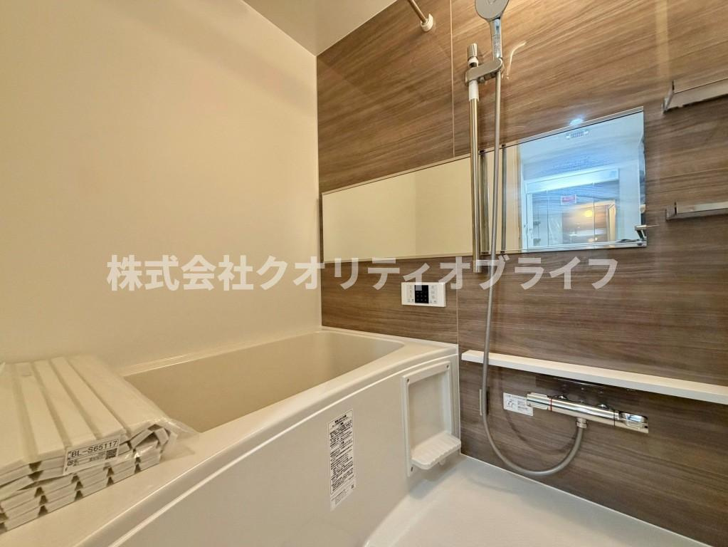 1日の疲れをゆったりと癒せる、クリーンで心地よいバスルーム。お気に入りの入浴剤を入れて、贅沢なリラックスタイムを過ごせる空間です。毎日のバスタイムが楽しみになるような、開放感のある設計です。