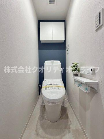 衛生的で年中快適に使用できる温水洗浄便座付きのトイレ空間。便座をいつでも清潔に保てるだけでなく、お掃除がしやすい形状になっており、日々のちょっとしたお手入れのストレスを大幅に軽減してくれます。
