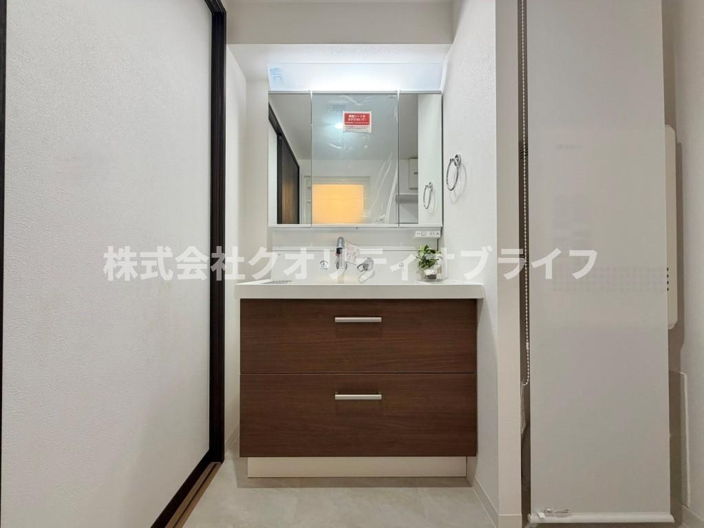 朝の身支度がスムーズにできる便利な三面鏡付きの洗面化粧台。鏡の裏はすべて収納スペースになっており、散らかりがちな洗面まわりの小物を隠してスッキリと片付けることができます。