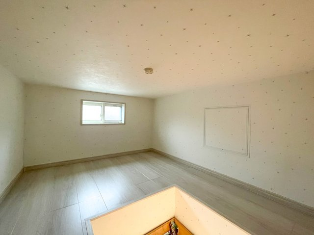 リビングから屋根裏部屋へ。広いスペースで、大容量に収納できます。