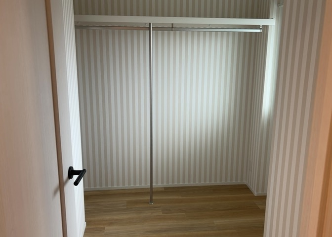 デザイン性を重視しすぎて収納が少なかった！なんてことにならないため、事前に現地で収納の数を確認しておくことをお勧めします。クローゼット以外にも床下収納や屋根裏収納、パントリーなどもチェックしましょう。