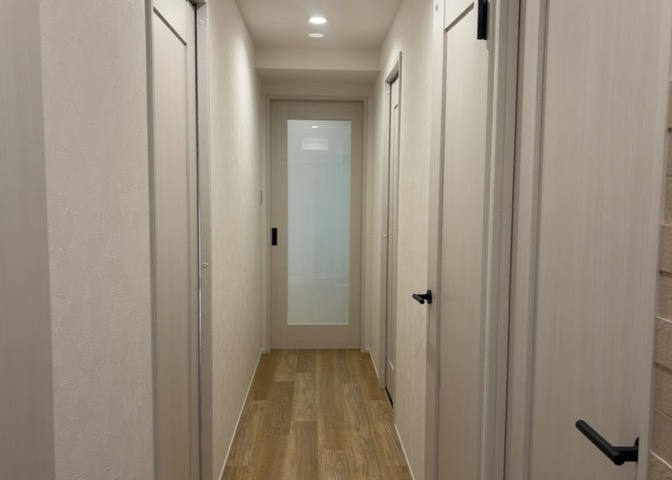 内装はとにかくおしゃれなものがいい！と選ぶ前に、まず住んだ後のことを想像してみましょう。住んでみたらコンセントの位置が悪くて使いにくいなど出てきます。事前にどの家電をどこに置くか想定しておきましょう。