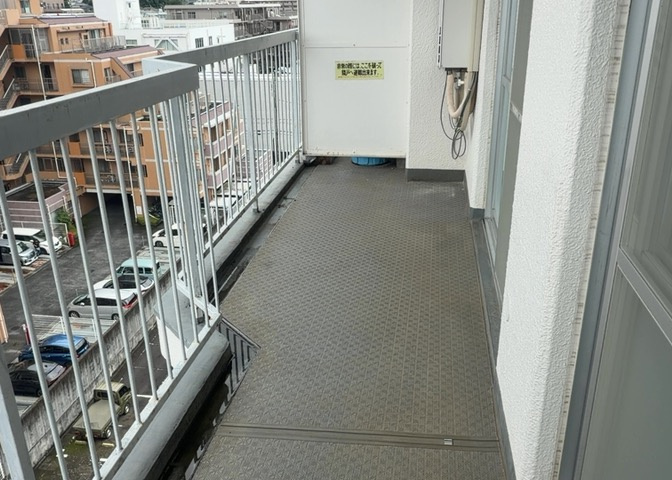バルコニーは、室外の専用スペースのうち、「屋根がなく開放された空間」であるものを指します。ベランダより広いタイプのものが多く、日当たりもよいため家庭菜園などを楽しみたい人にとって適した環境となります。