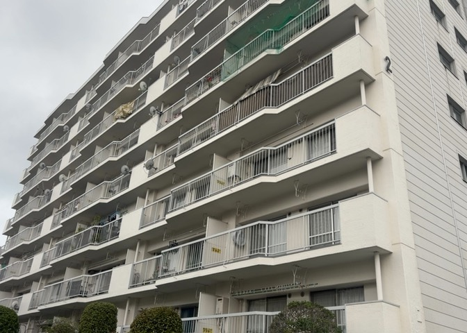 外観はマンション管理がされているかの目安になります。築年数が古いと、壁面は劣化してひび割れが生じることも！建物が古びていても細かいところが修繕されていると、きちんと管理されているなぁと感じるでしょう。