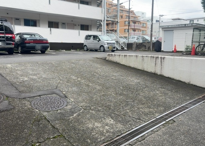 車一台あたりに必要なスペースは、標準サイズの普通自動車で横幅2m50cm、長さ5mは必要になります。ただし、乗降のことも考慮して横幅3m30cm、長さ5m50cmほどは確保できるところを選びましょう。
