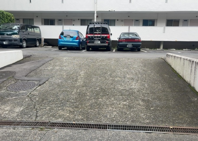 駐車場と明記されていても、最小スペースでつくられた駐車場だと大型車は駐車できなかったり、出入りしにくくなったりする可能性があります。お車のサイズと購入したい物件の駐車場のサイズを現地で確認しましょう。