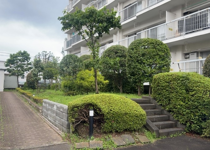 物件によっては、入居者が個人的に使用できる専用庭がついているものもあります。また、住宅の中にある土間の部分を庭と呼ぶこともあります。庭の用途は住む人によって変わり、それによってデザインもさまざまです。