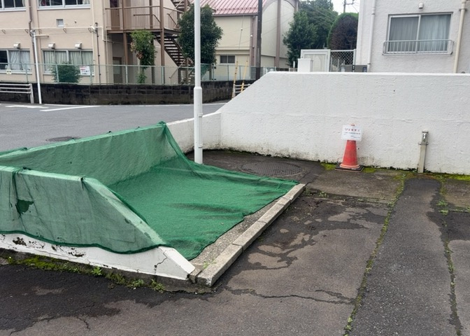 共有部分は、住民なら誰もが使える設備のこと。例えば駐車場やエレベーター、インターネット設備、セキュリティ設備などがあります。他にも、マンションの廊下・外部階段やエントランス・ゴミ置き場などがあります。