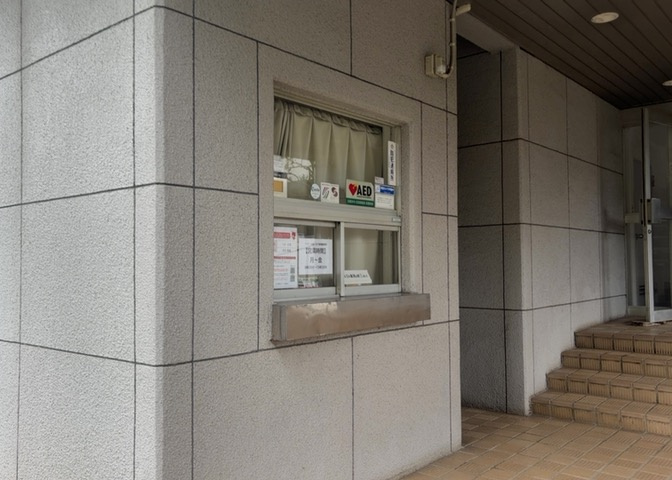受付はマンションコンシェルジュがいる場合もあれば、管理人が滞在する小部屋を総称して呼ぶことがあります。主にエントランスに設置されていることから、防犯面でも期待ができます。防犯設備がない場合はより安心！