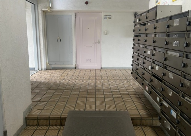ラウンジは、マンションの共用スペースに椅子やテーブルなどを配置した利用者が寛げる空間です。屋内型ラウンジと屋外型ラウンジがあります。共用部分の管理状況と合わせて、詳細については現地でご確認ください。
