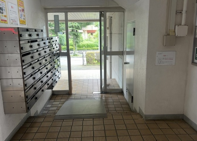 ロビーというと、エントランスと何がちがうの？と思いますよね。実はロビーとエントランスには明確な決まりはありません。物件によっては、エントランスを入って広がるある程度の広さのある空間がロビーとなります。