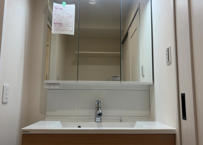 洗面化粧台では顔を洗ったり、身だしなみを整えることが本来の使い方ですが、用途によっては洗面化粧台に求められる機能が違ってくるため、ご自身や家族のライフスタイルに合ったものを選ぶことをおすすめ致します。