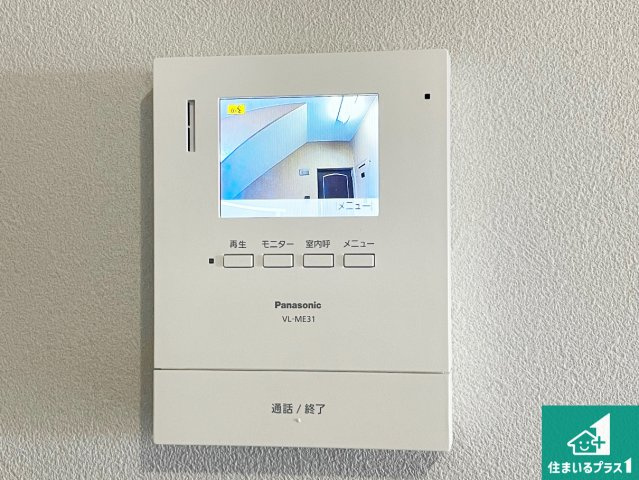 カラーモニターインターホン！声だけでなく来訪者の姿や顔がモニターで確認できるので、小さなお子様がいらっしゃるご家庭でも安心できます！
