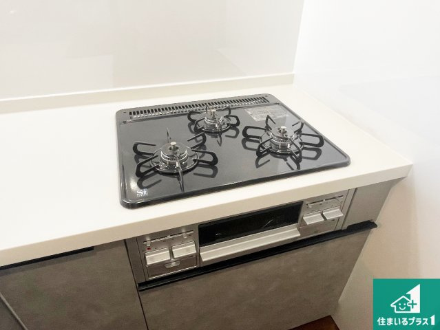 ダブル高火力Ｓｉセンサー付きコンロ！3口あるので、まとめて料理をする時も大活躍！