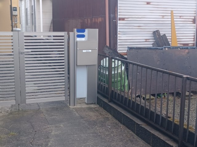 敷地内に散水栓や立水栓があると便利です。水道水を直接利用できるため、水を運ぶ手間を省くことが出来ます。大量の水を必要とする洗車作業や清掃などに役立ちます。その他設備とあわせて、現地でご確認ください。　