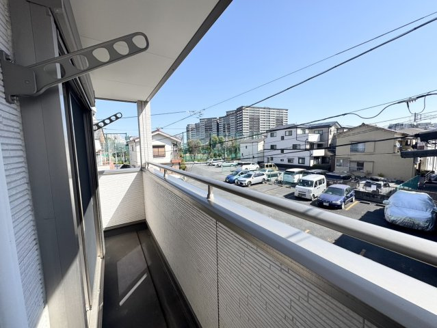 【3階バルコニー】3階洋室に面したバルコニーは、プライベート感のある落ち着いた空間。洗濯物や布団干しにも便利で、居室から直接出入りできるため日常使いしやすい設計です。通風・採光にも優れた住まいです。