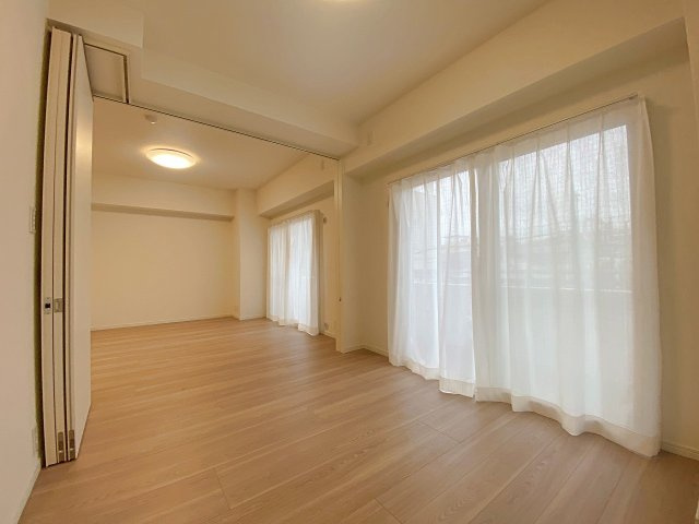 間取り図左下に位置する洋室5.5帖の居室です。2面採光による明るい空間が魅力で、使いやすい形状のため家具の配置もスムーズ。マルチな用途でご活用いただけます。