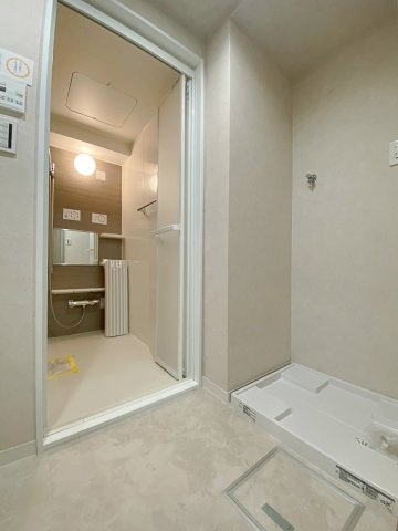 ゆとりある脱衣スペースをしっかりと確保。脱衣カゴやランドリーラックなども配置しやすく、朝の身支度や入浴時の着替えもスムーズに行える快適で機能的な動線設計が整えられています。