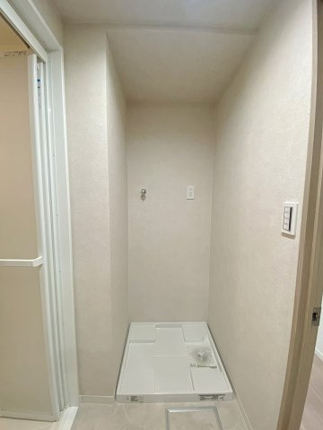 洗濯機置場周辺には洗剤や柔軟剤をすっきり整頓できるスペースを配備。毎日の洗濯作業を効率よくこなせる工夫が施されており、家事の負担を軽減してくれる使い勝手の良い設計です。