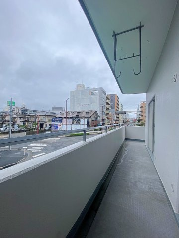 広々としたバルコニー面積20.87？を確保した開放的な空間。お洗濯物をたっぷりと干せるのはもちろん、ガーデニングや気分転換のリフレッシュスペースとしても贅沢にご活用いただけます。