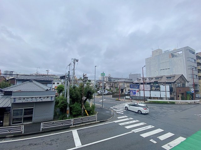 開放感のある心地よい景色が広がる物件からの眺望。高い建物に遮られない抜け感があり、四季折々の空の移ろいを眺めながら日々の忙しさを忘れさせてくれるリラックス空間が広がります。
