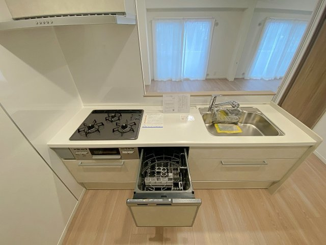 日々の家事時間を大幅に短縮してくれる便利な食器洗い乾燥機を完備。手洗いよりも節水効果が高く、頑固な油汚れもしっかり洗い落とせるため、食後の団らん時間をゆったりとお過ごしいただけます。