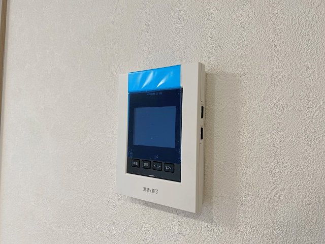 来訪者の顔を室内からしっかり確認できる安心のTVモニター付きインターホン。防犯面にも優れており、お子様のお留守番時や一人で過ごす時間帯でも安心して対応できる心強い設備仕様です。