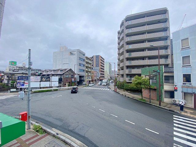 二面バルコニーからの開けた眺望。前面に高い建物がなく素晴らしい開放感が広がり、爽やかな空と風を感じながら毎日の忙しい時間の合間に優雅な気分転換やリフレッシュを楽しんでいただけます。