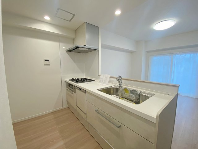 使い勝手と美しさを追求して新規交換されたシステムキッチン。お料理がスムーズに捗るワイドな作業スペースを確保しており、毎日の家事をより快適で楽しい時間へと変えてくれます。