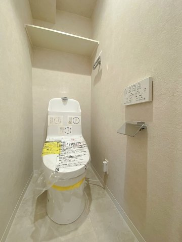 快適な温水洗浄便座機能を備え、綺麗に新規交換されたトイレ空間。清潔感のあるスタイリッシュな内装デザインで、ご家族はもちろん来客時にも心地よくご利用いただけます。