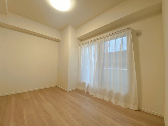 間取り図左上に位置する洋室5.0帖のスペース。落ち着いた雰囲気が漂い主寝室や趣味のお部屋、リモートワーク用の書斎としても活用しやすい快適で使い勝手の良い居室空間です。