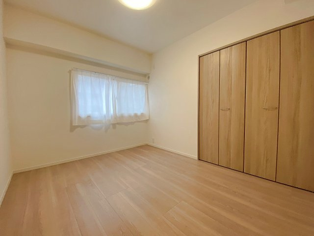 間取り図左側中央に位置する洋室5.5帖のお部屋です。お子様のお部屋としても使いやすいサイズ感で、勉強机やベッドを配置してもゆとりあるレイアウトでお過ごしいただけます。