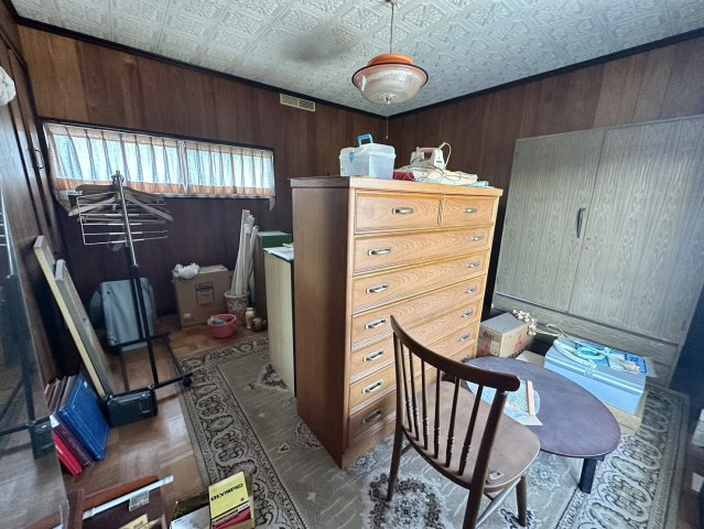 2階にある8帖の洋室です。主寝室として利用できる広さがあり、南向きの為日当たりも良好です。南北に窓がある為、窓を開ければ爽やかな風が吹き抜け通風性に優れています。バルコニーに出入りできるお部屋です。