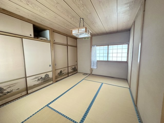 2階にある6帖の和室。壁一面大容量の押入れになっています。天袋もある為、季節用品や寝具類、お子さまの遊具等、使用頻度で収納場所をカスタマイズできますよ。部屋が複数ある為、ご家族様の個室が確保できます。